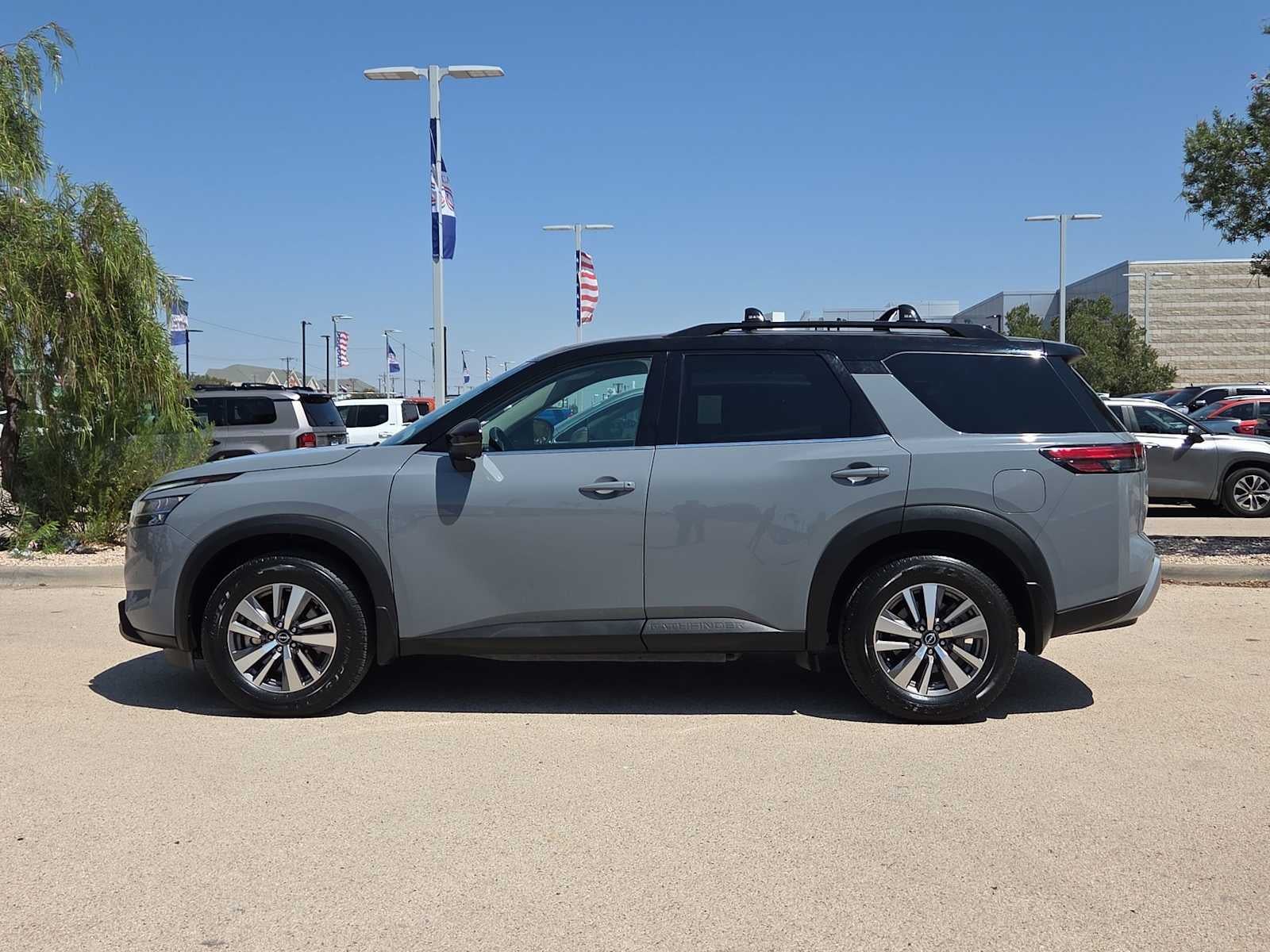2022 Nissan Pathfinder SL