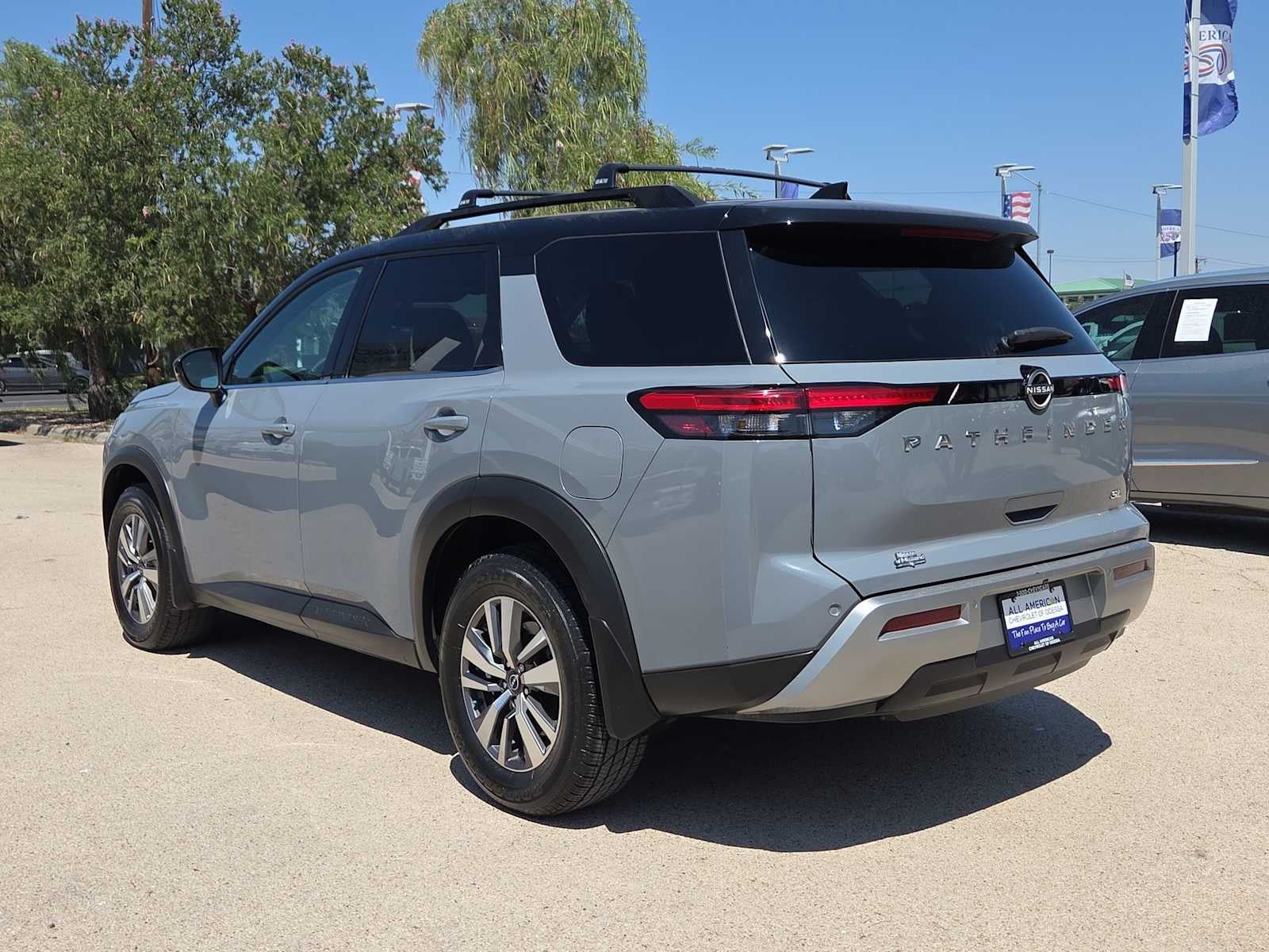 2022 Nissan Pathfinder SL