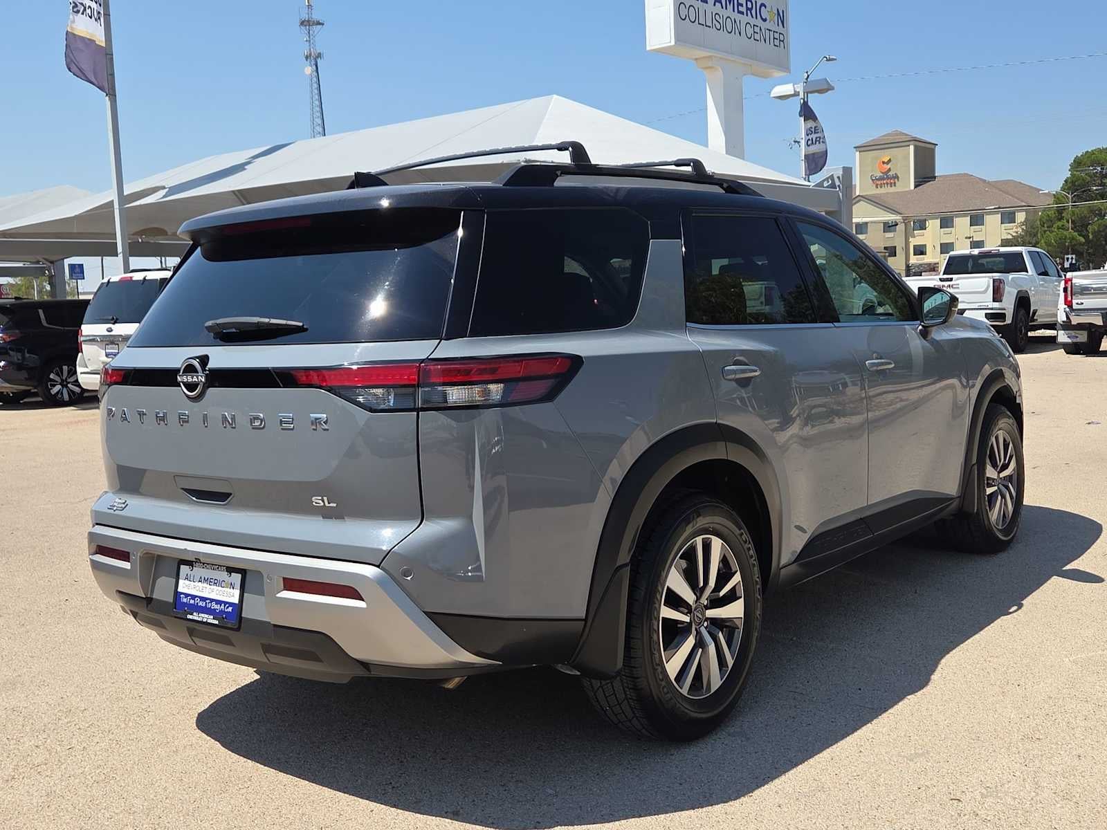 2022 Nissan Pathfinder SL