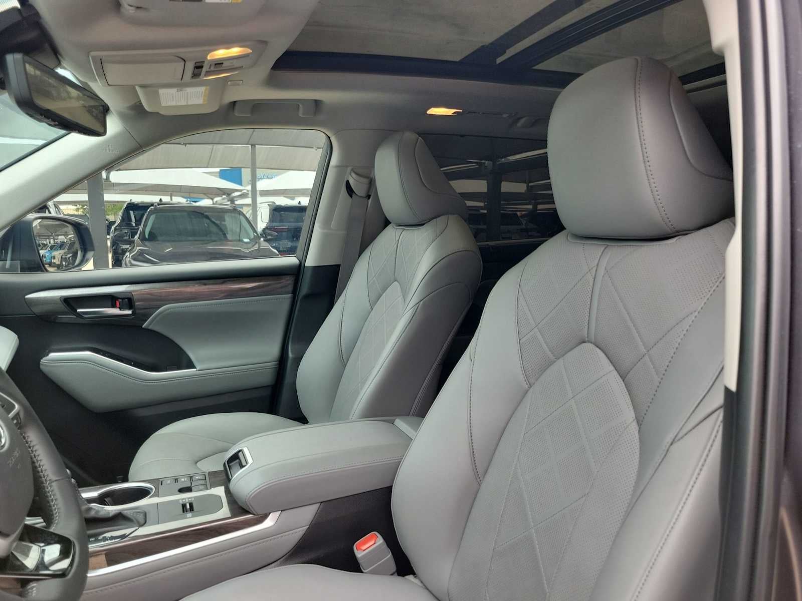 2025 Toyota Highlander Hybrid Platinum