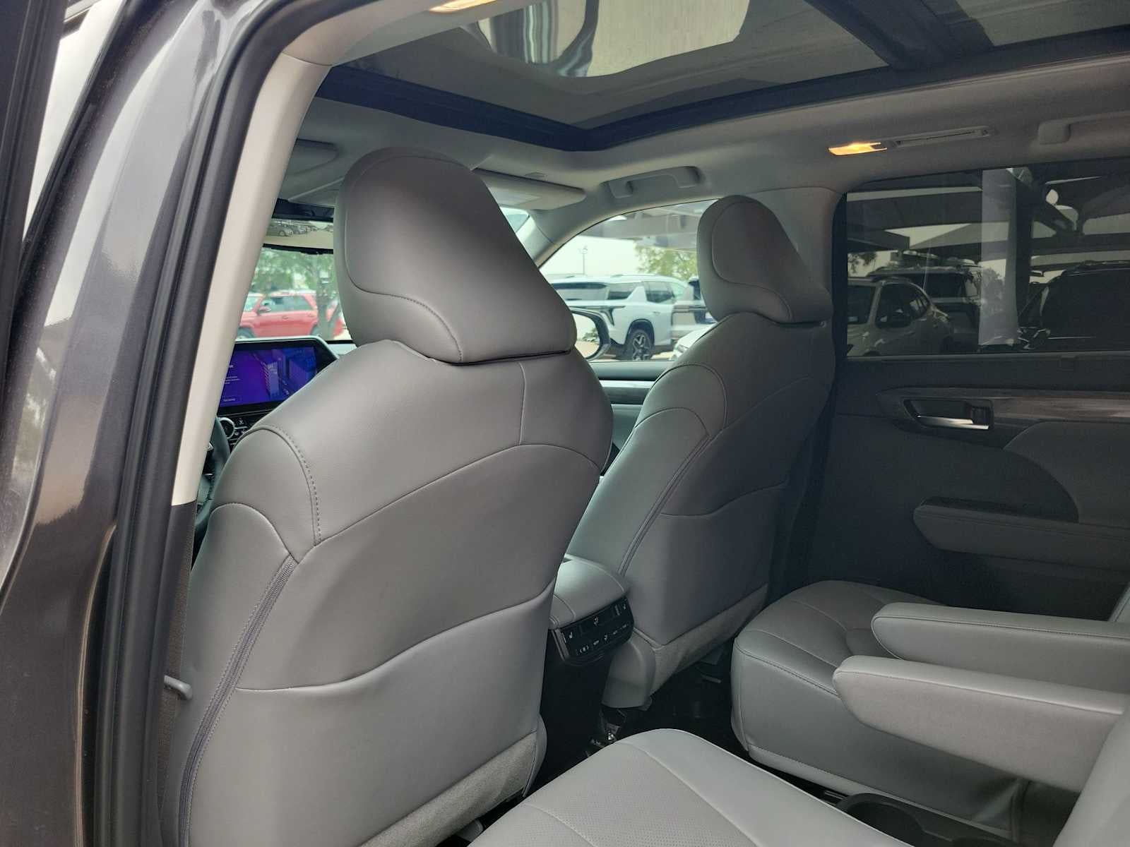 2025 Toyota Highlander Hybrid Platinum