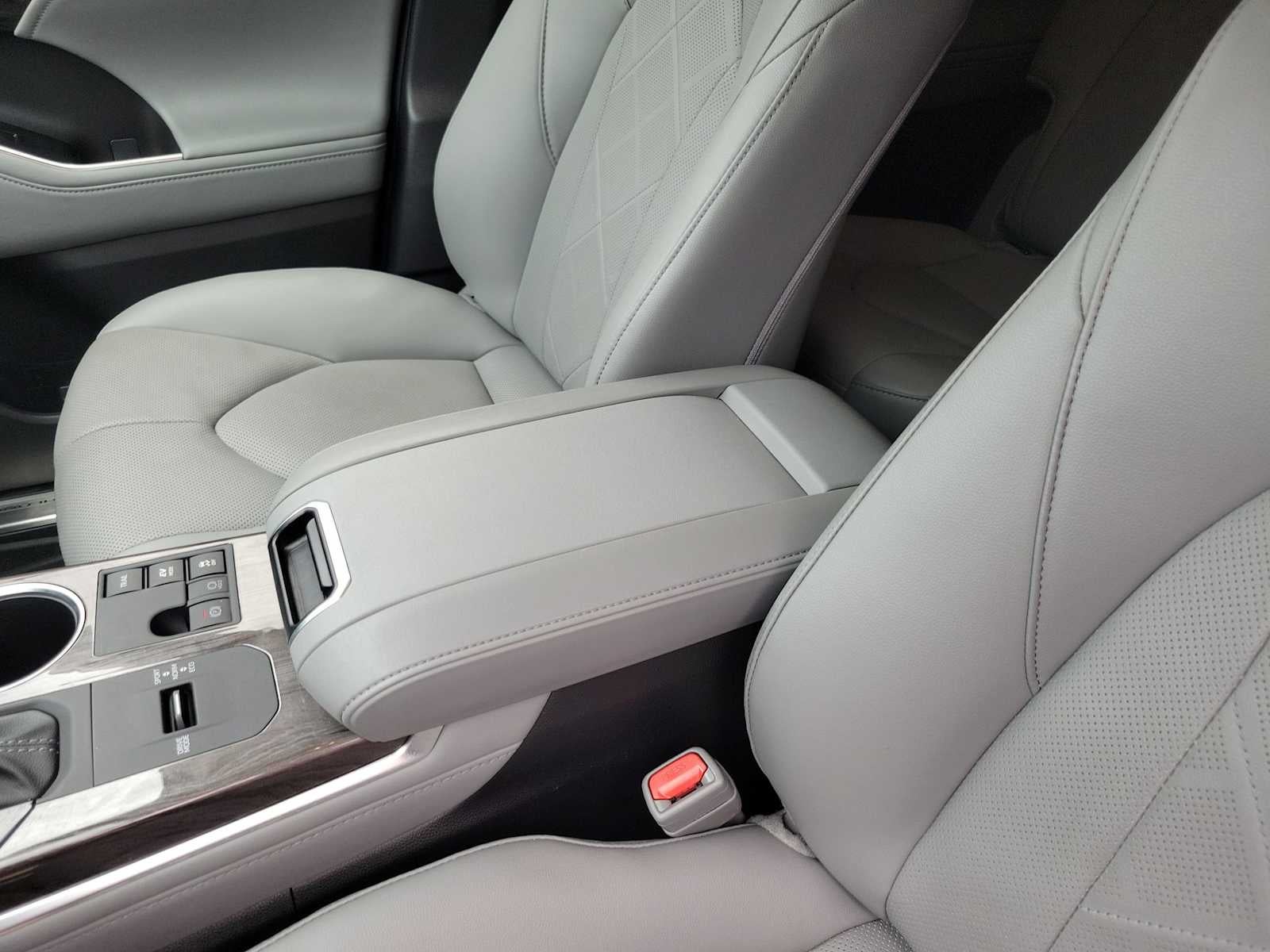 2025 Toyota Highlander Hybrid Platinum