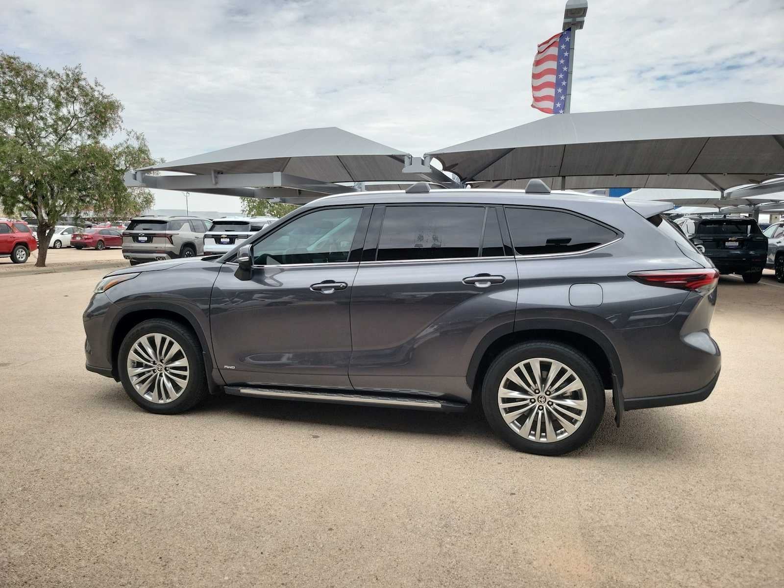2025 Toyota Highlander Hybrid Platinum