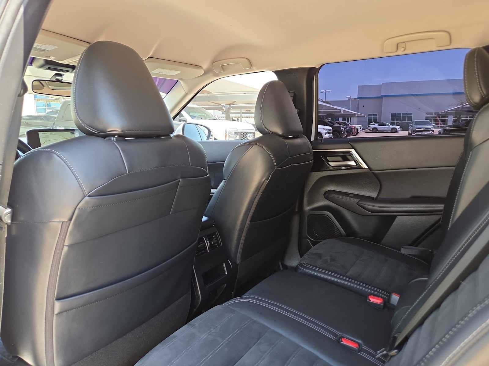 2023 Mitsubishi Outlander SE