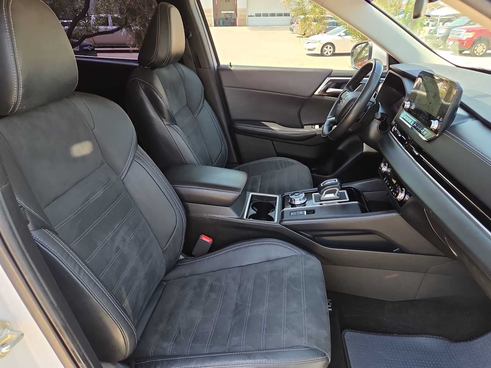 2023 Mitsubishi Outlander SE