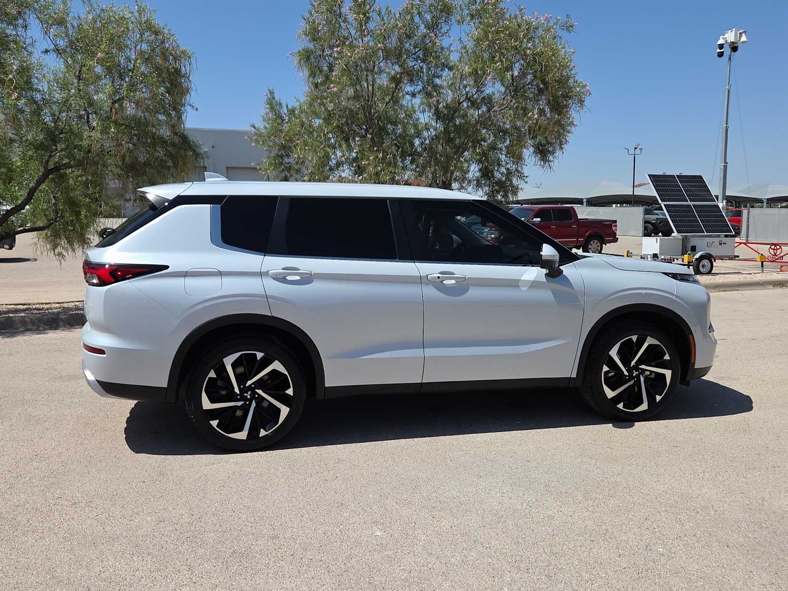 2023 Mitsubishi Outlander SE