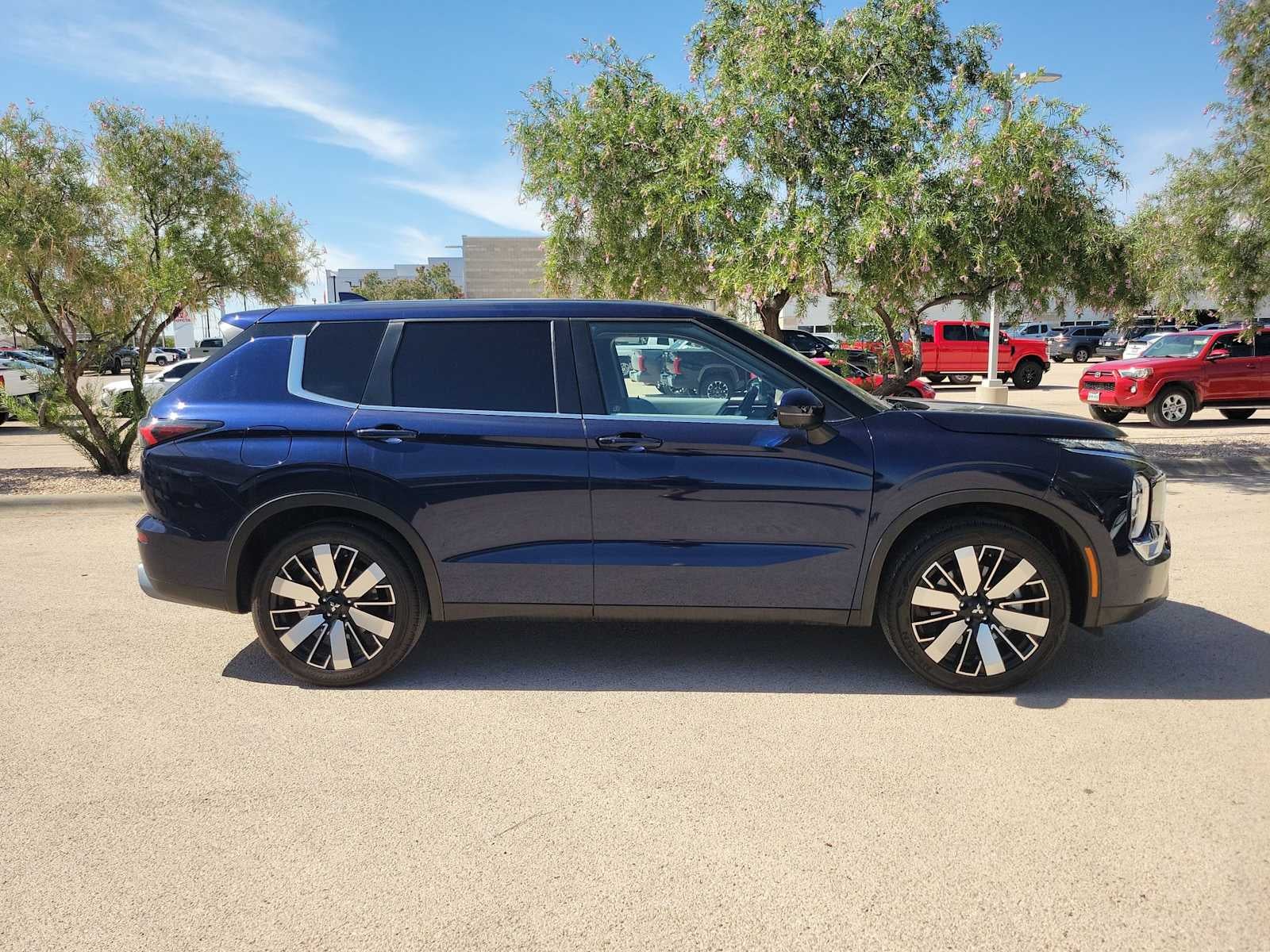 2025 Mitsubishi Outlander SE