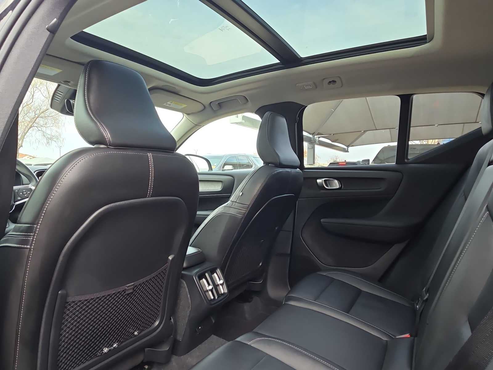 2023 Volvo XC40 Ultimate Dark Theme