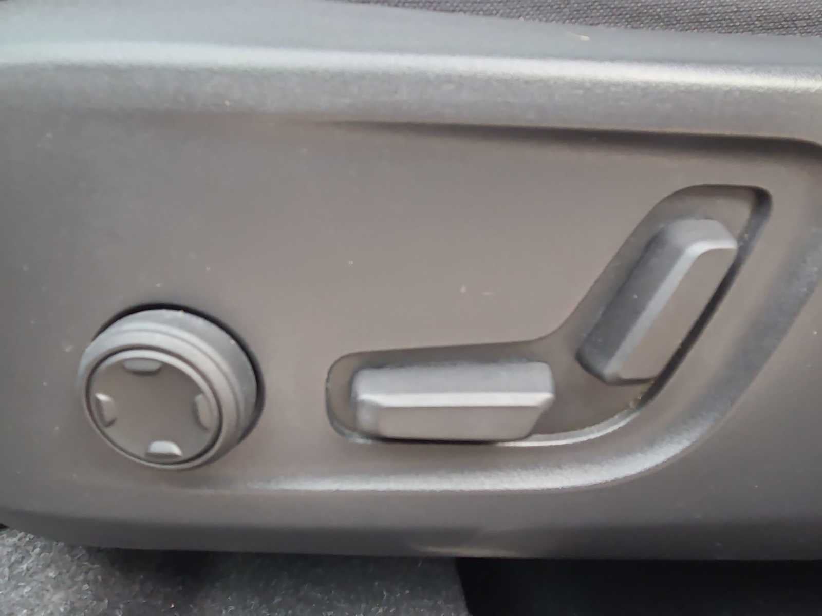 2023 Volvo XC40 Ultimate Dark Theme