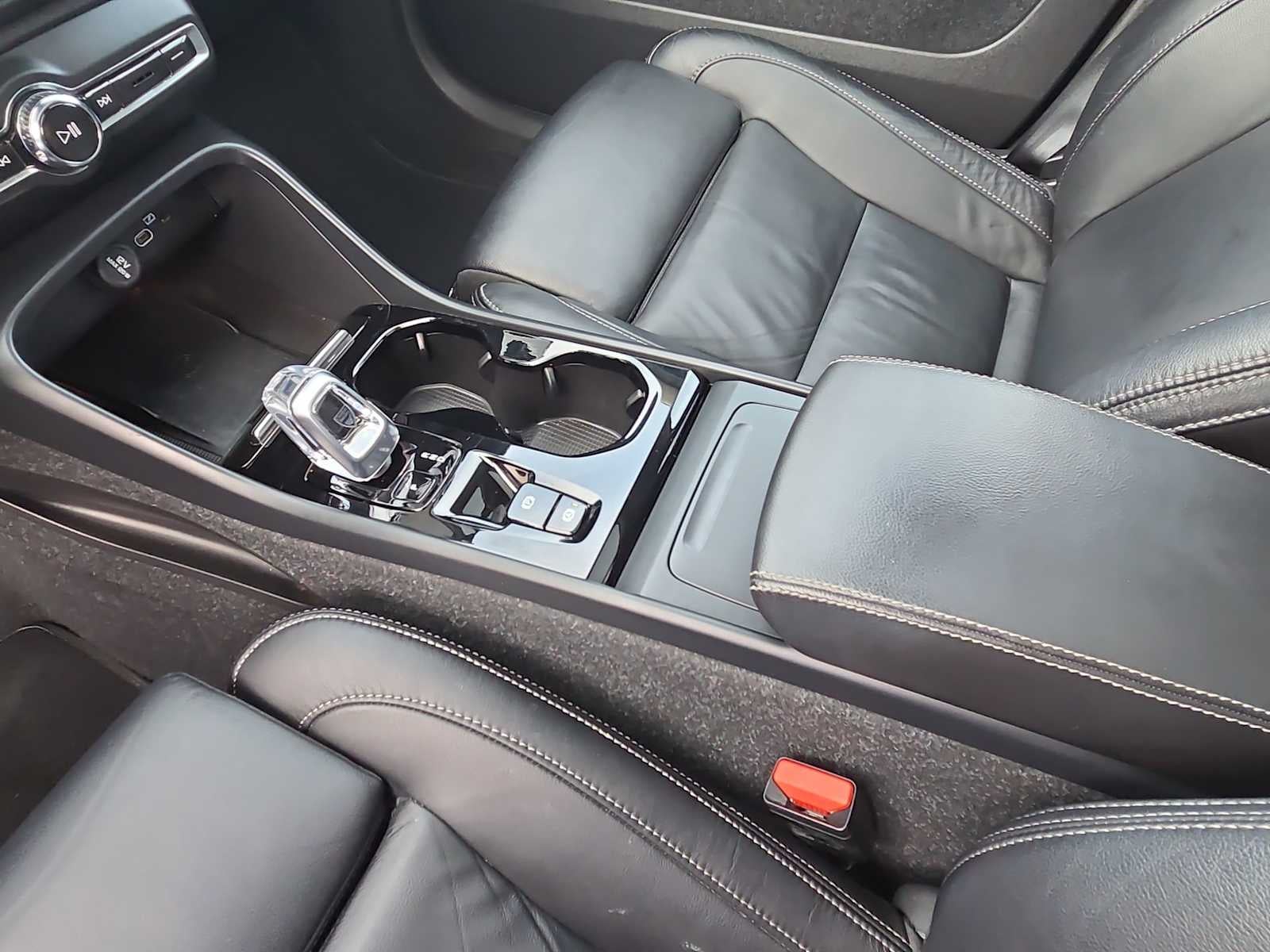 2023 Volvo XC40 Ultimate Dark Theme