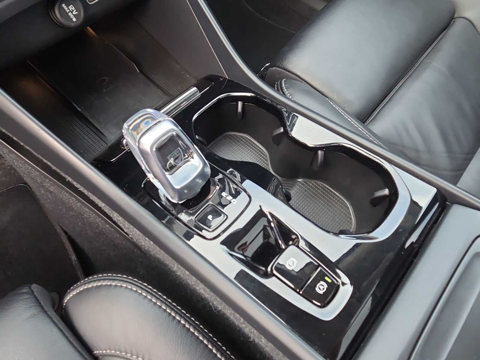 2023 Volvo XC40 Ultimate Dark Theme