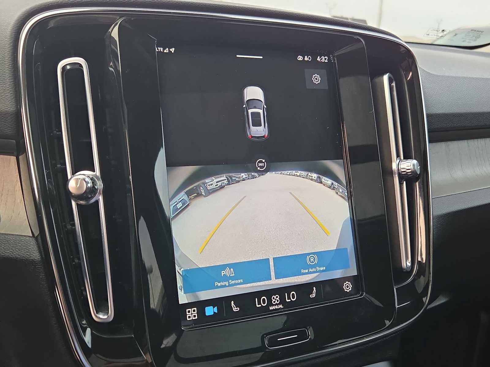 2023 Volvo XC40 Ultimate Dark Theme