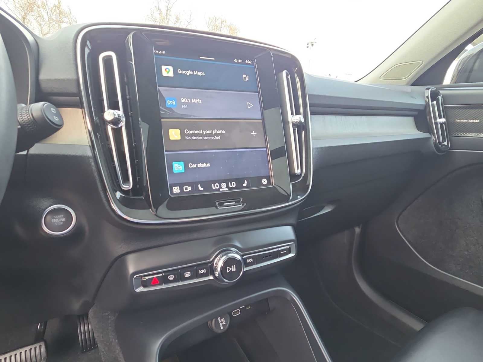 2023 Volvo XC40 Ultimate Dark Theme